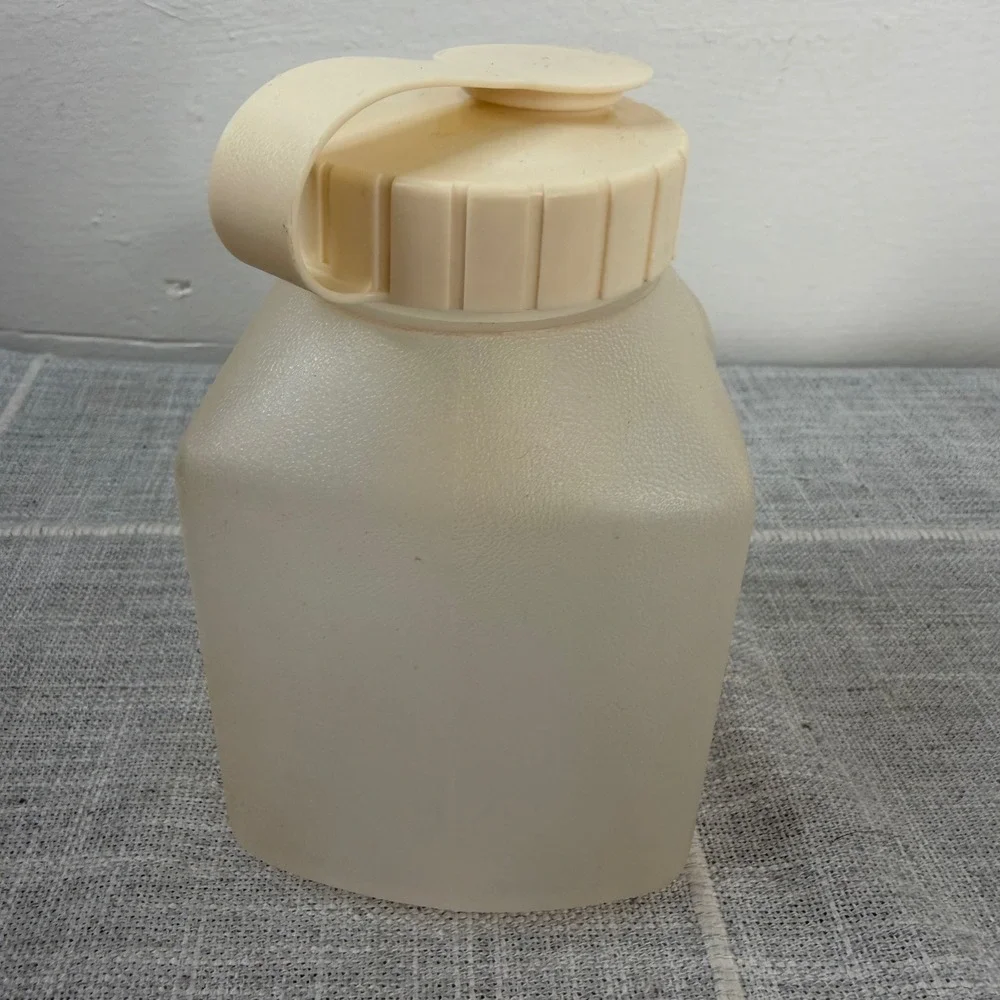 Vintage Rubbermaid Bottom Servin Saver 1 Pint New Leak Proof NEW NOS